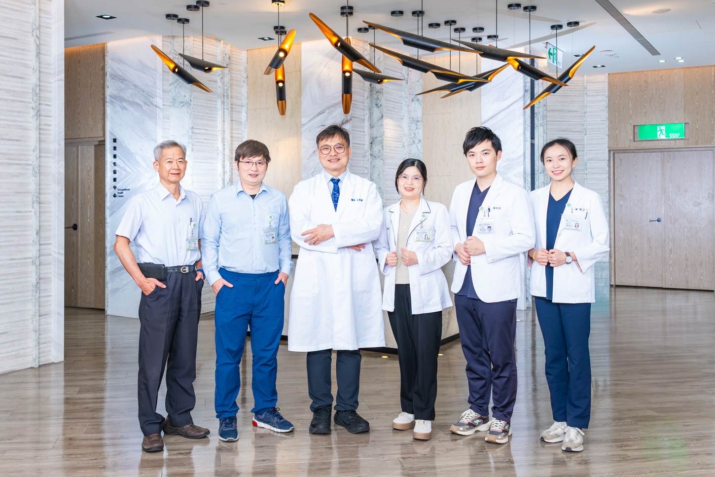 彰基骨科王偉勛主任（左三）帶領團隊，榮獲俄羅斯莫斯科阿基米德發明展金獎與特別獎。(張基提供)